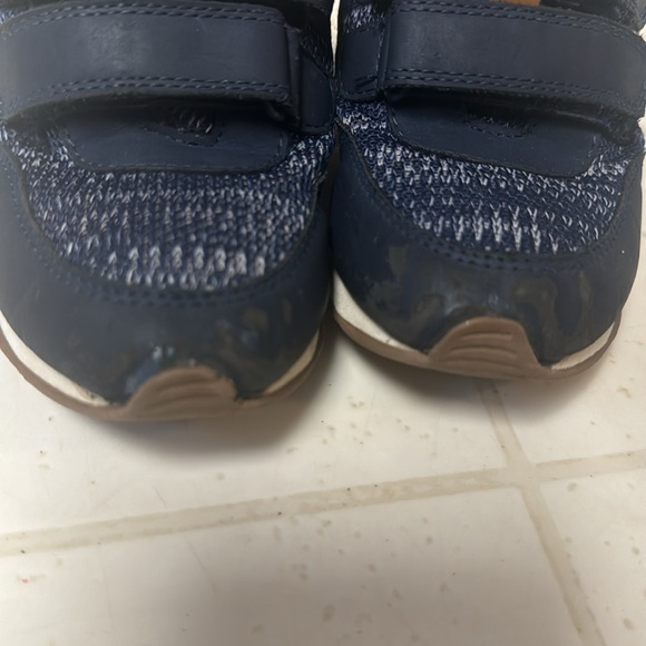 Size 6 toddler Carter’s sneakers. - Picture 4 of 5